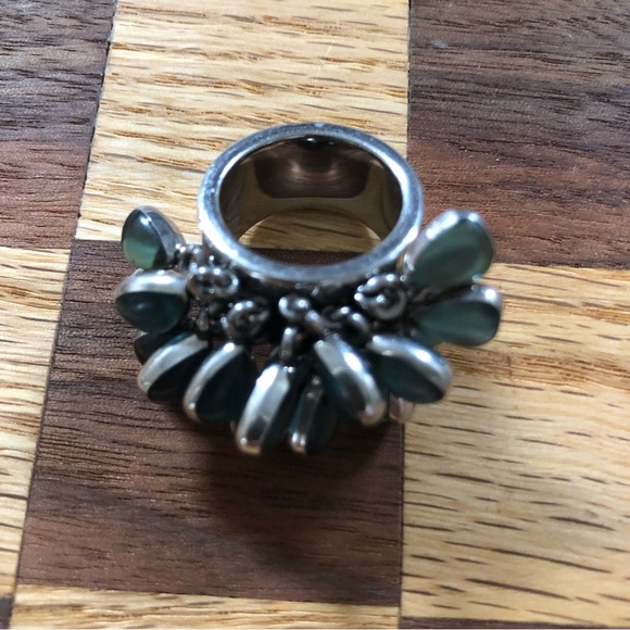 Very Funky ring .  Light green stones that move and catch the light - Picture 13 of 13